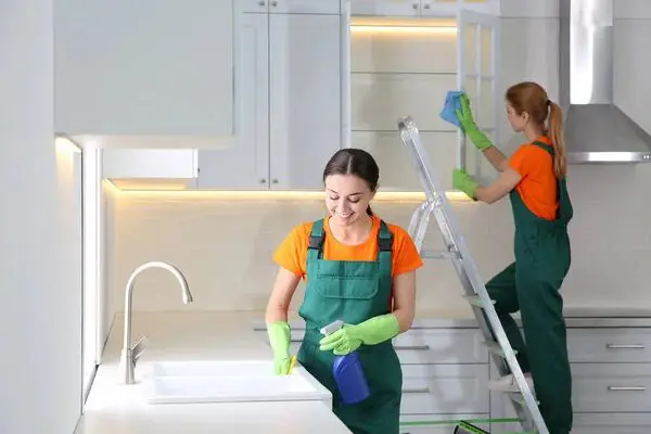 two women cleaning the kitchen